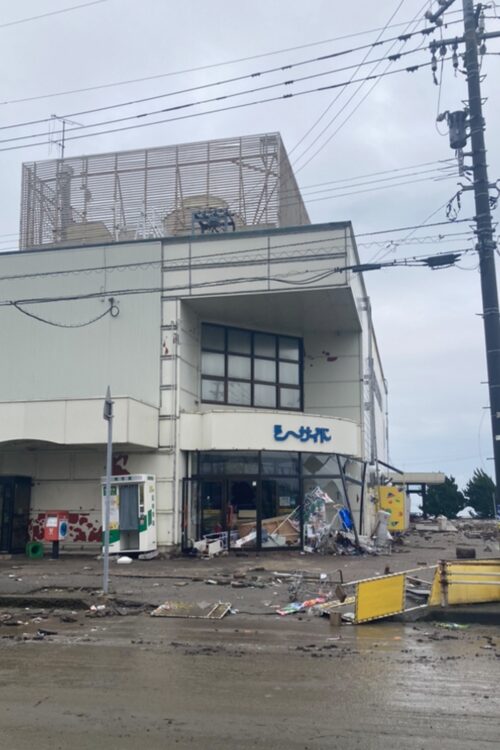 珠洲市にあるショッピングセンター。海の近くにあり、津波の被害にあったものと見られる（2024年1月4日撮影）