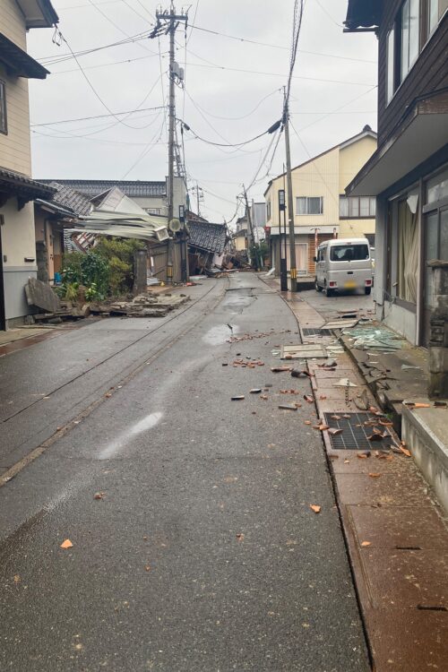 珠洲市内。津波の影響なのか湿って見える（2024年1月4日撮影）