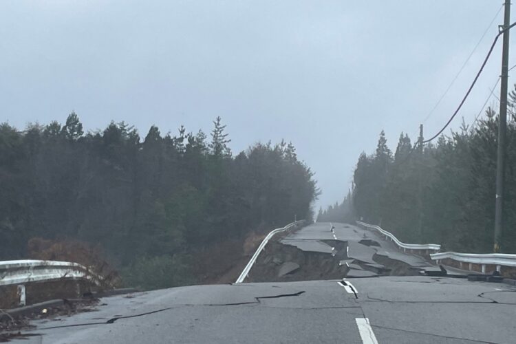 石川県内では陥没する道路も複数見受けられた（2024年1月4日撮影）