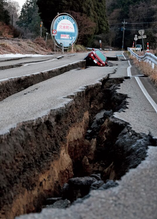 いたるところで地割れが発生