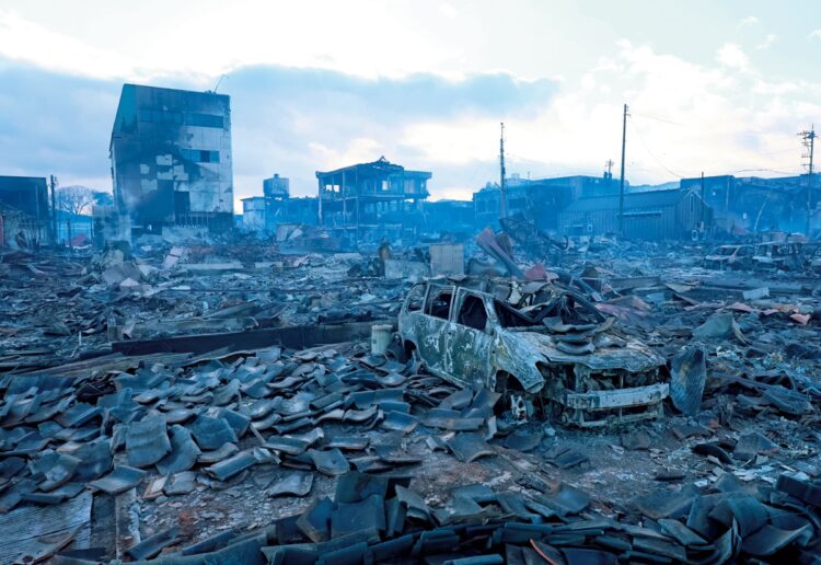 輪島市の「朝市通り」は、輪島塗の販売などで賑わう歴史ある観光名所。地震発生直後から火災が発生し、約200棟が全焼したとみられる