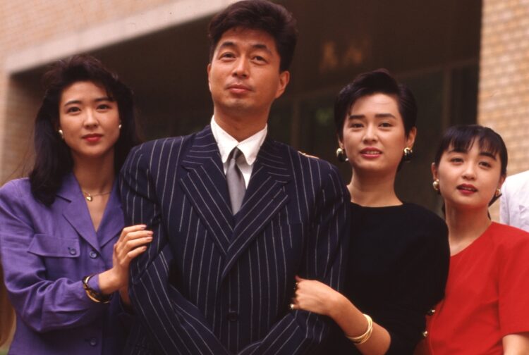 ８８年のドラマ『恋人も濡れる街角 URBAN LOVE STORY』（日本テレビ系）の共演者と。左から紺野美沙子、主演の中村、かとうかずこ、香坂みゆき。同名の曲を’８２年にリリースし大ヒットした