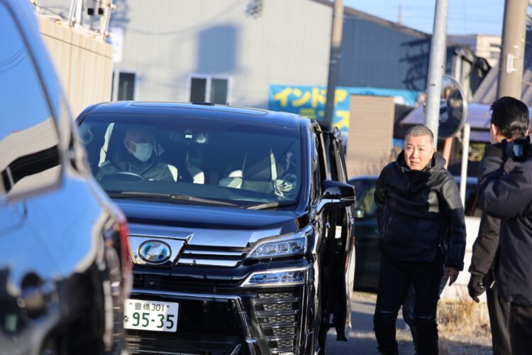 会場に到着した薄葉政嘉若頭補佐（平井一家総裁）