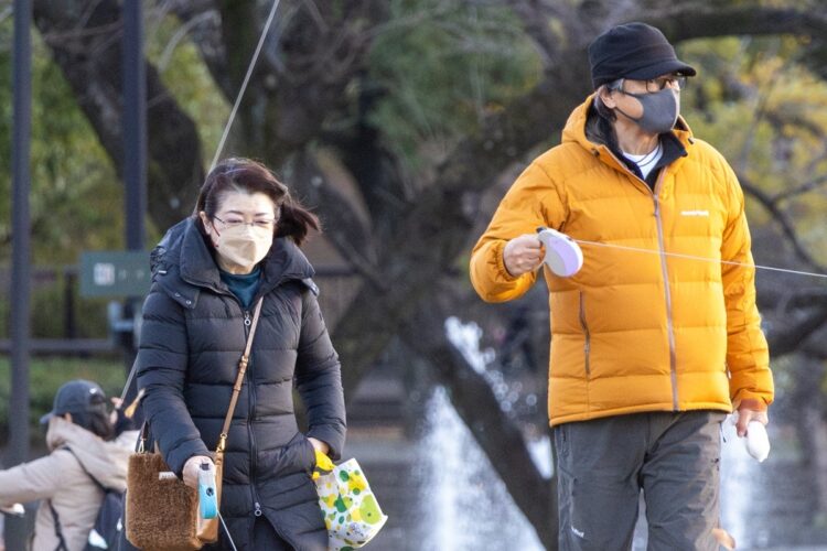 百恵さんが散歩中の子供に話しかける場面も（2024年1月）