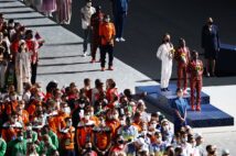 2021年実施の東京五輪閉会式では男女マラソンの表彰式が場内の真ん中で開かれた。男女一緒の実施は史上初。女子マラソン表彰式のあいだ、男子マラソンメダリストが脇で待機している(EPA=時事)