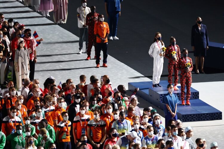 2021年実施の東京五輪閉会式では男女マラソンの表彰式が場内の真ん中で開かれた。男女一緒の実施は史上初。女子マラソン表彰式のあいだ、男子マラソンメダリストが脇で待機している（EPA＝時事）