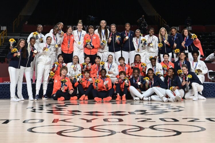 東京五輪・バスケットボール女子決勝は最終日の8月8日、男子決勝は前日の8月7日に行われた。表彰式後に金のアメリカ（白）、銀の日本（赤）、銅のフランス（青）のメダリスト勢ぞろいで記念撮影（AFP＝時事）