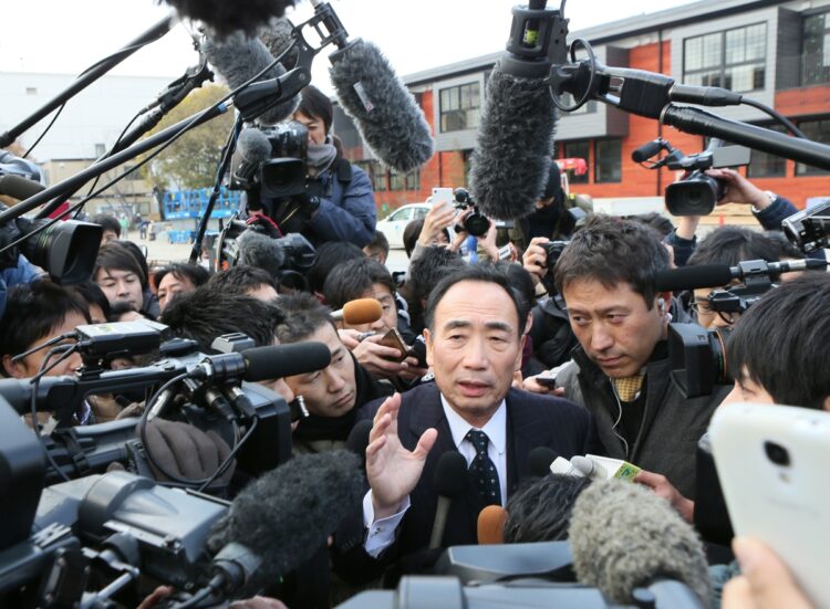 森友問題では籠池泰典・前理事長のもとに記者が殺到した（時事通信フォト）