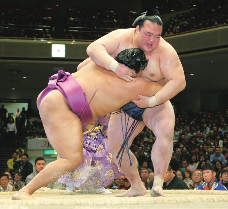 稀勢の里は白鵬、日馬富士などモンゴル出身横綱が立ちはだかる中、日本人横綱に期待が集まった。協会は準優勝の翌場所を綱取りに設定するも5度の失敗。6度目の綱取りで初優勝を飾って昇進（時事通信フォト）