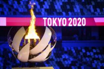 東京五輪開会式で点火された聖火台。2021年開催の東京五輪開会式をめぐっては、過去の言動を理由に批判が相次ぎ演出担当者が辞任した（EPA＝時事）
