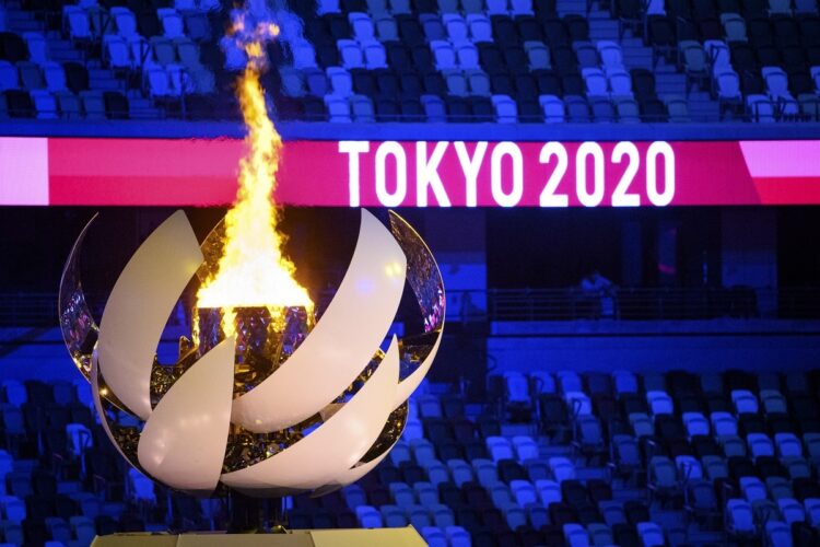 東京五輪開会式で点火された聖火台。2021年開催の東京五輪開会式をめぐっては、過去の言動を理由に批判が相次ぎ演出担当者が辞任した（EPA＝時事）