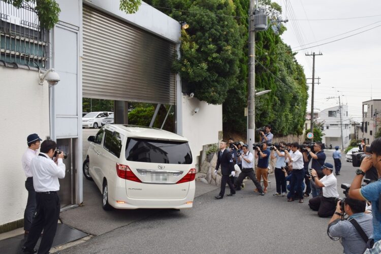 分裂状態となった直後の2015年9月、指定暴力団山口組の総本部に入る組関係者の車両（時事通信フォト）