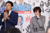 安倍昭恵夫人（右）が非課税で受け継いだ政治資金は何に使われるのか（時事通信フォト）