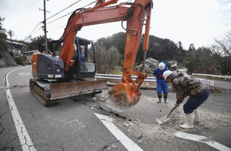 穴水町の道路復旧の様子。同町では1～2日で修繕されている道路もあり、在住の外国人は「まるで魔法のよう」と対応力に目を見張った（写真／共同通信社）