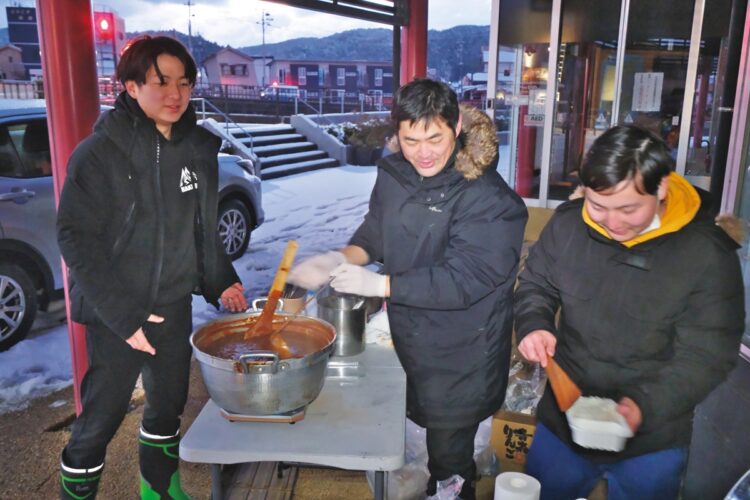 朝市近くの輪島塗会館前で、被災者のために「能登牛すじカレー」の炊き出しをする田谷さんたち。避難所にも車で配達した