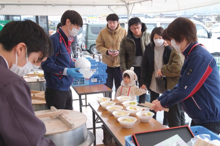 市内全域が断水している中、スーパー「アルビス七尾店」では富山県から物資を運び込み、商品の水を使って1日600杯以上の豚汁を振る舞った（七尾市）