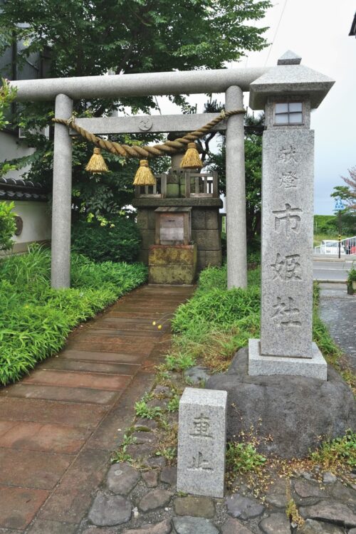 輪島朝市通りから海側に入った通りの先にある市姫社は、朝市の守り神様として親しまれてきた。地震で鳥居などが崩壊してしまった