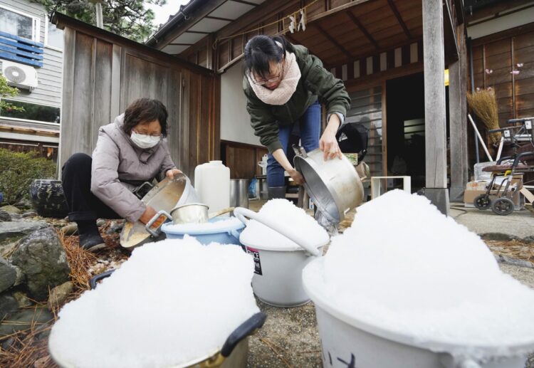 石川県内の約6万6000戸で断水が続くなか、炊き出しに使う鍋を、雪を利用して洗う輪島市のボランティアたち