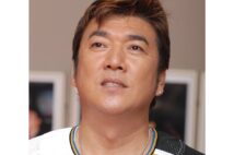 「デビュー20周年コンサート」で日ハムのユニフォームを着る小金沢さん（2007年撮影）