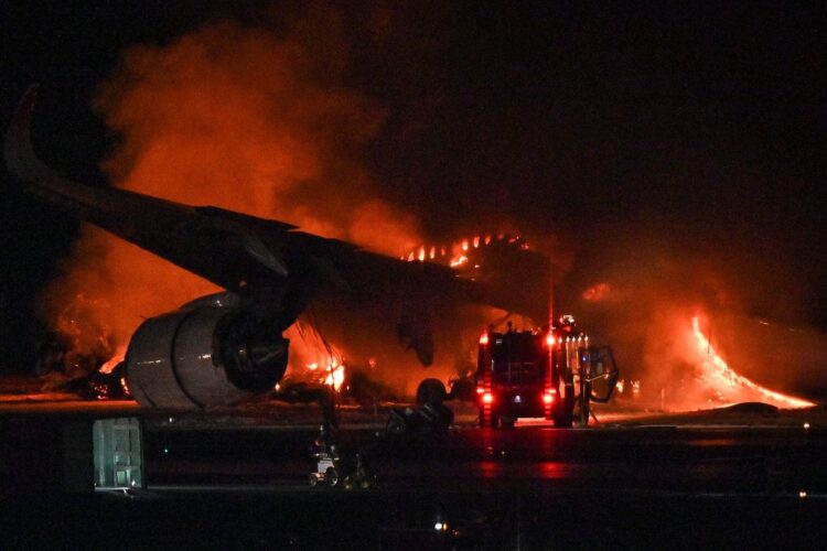 衝突事故で炎上したJAL機（時事通信フォト）