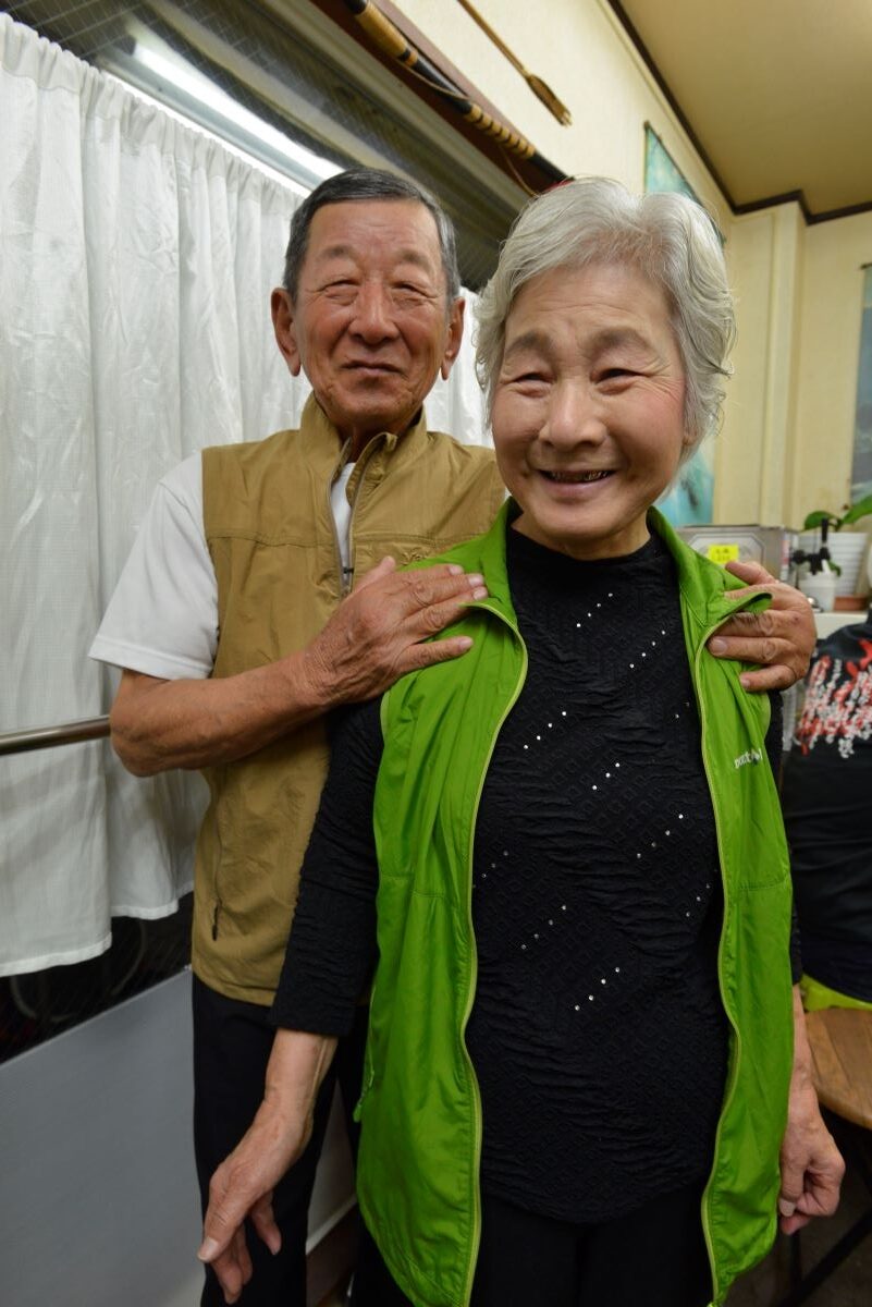 店主の氏原弘さんと妻の昭子さんが夫婦二人三脚で店を盛り立てている