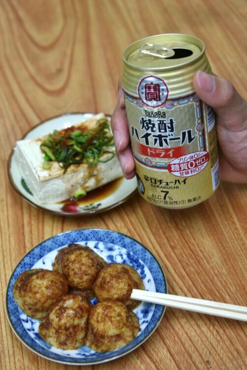 「須磨の海岸に沈む夕日にもよう合う」と焼酎ハイボールは人気の酒だ