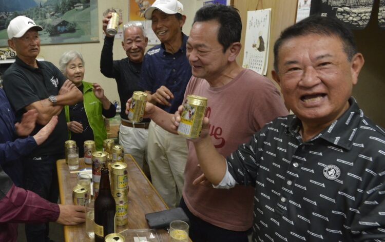 「丸丹は格別」と笑顔の客ら