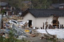 震災から2週間が経過した能登町白丸地区（時事通信フォト）