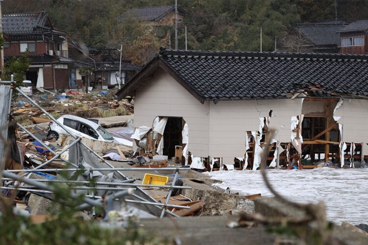 震災から2週間が経過した能登町白丸地区（時事通信フォト）