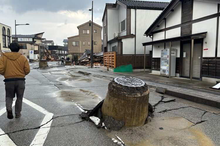 輪島ではマンホールが地面から飛び出ていた（1月6日撮影）