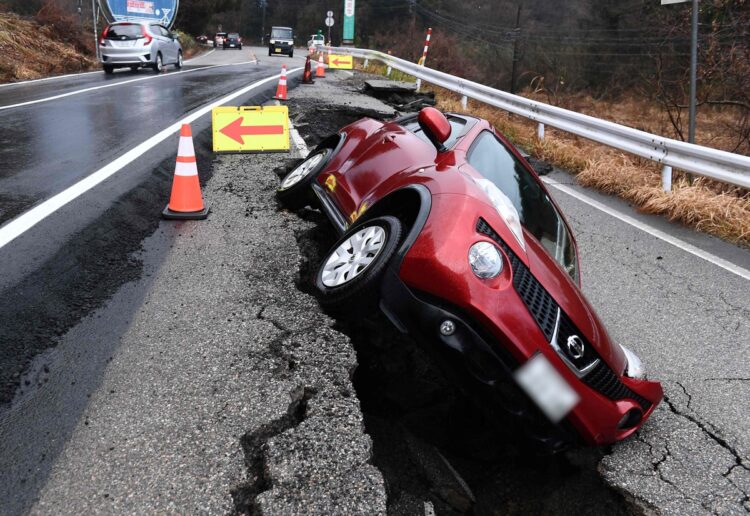 能登半島地震で地割れした道路（石川県・穴水町）（時事通信フォト）