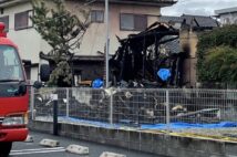 住宅が全焼し2人の遺体が見つかった現場(2021年撮影、時事通信フォト)