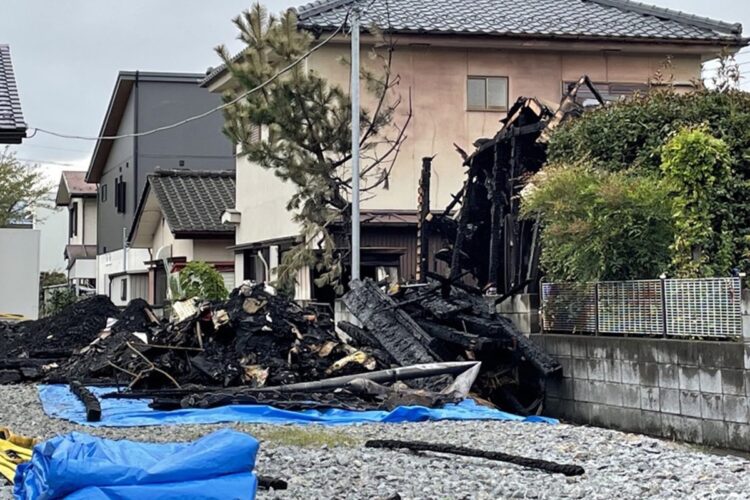 住宅が全焼し2人の遺体が見つかった現場（2021年撮影、時事通信フォト）

