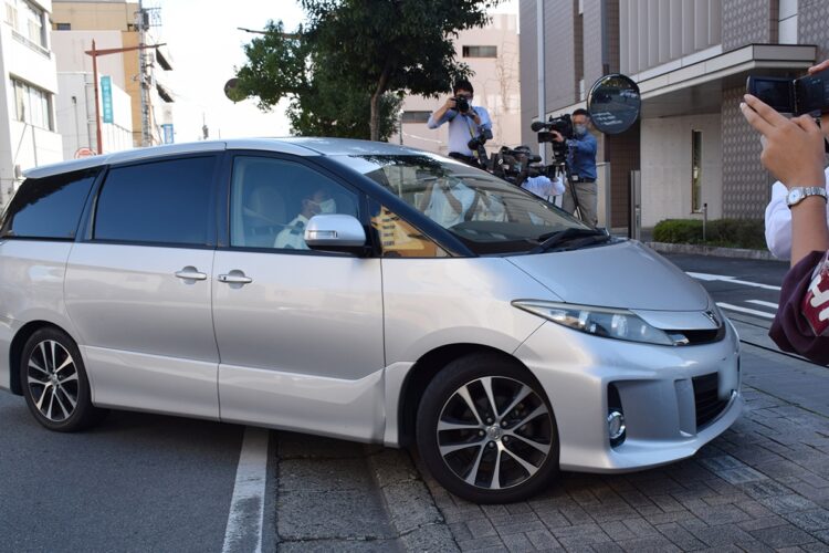 甲府地検に入る、逮捕された少年を乗せた車（2021年撮影、時事通信フォト）