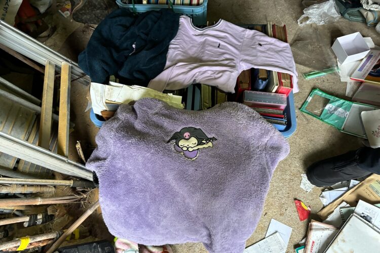 優香ちゃんのお気に入りだった「クロミちゃん」の衣服と、泰介くんの寝巻き。瓦礫の下から発見された（1月8日撮影）
