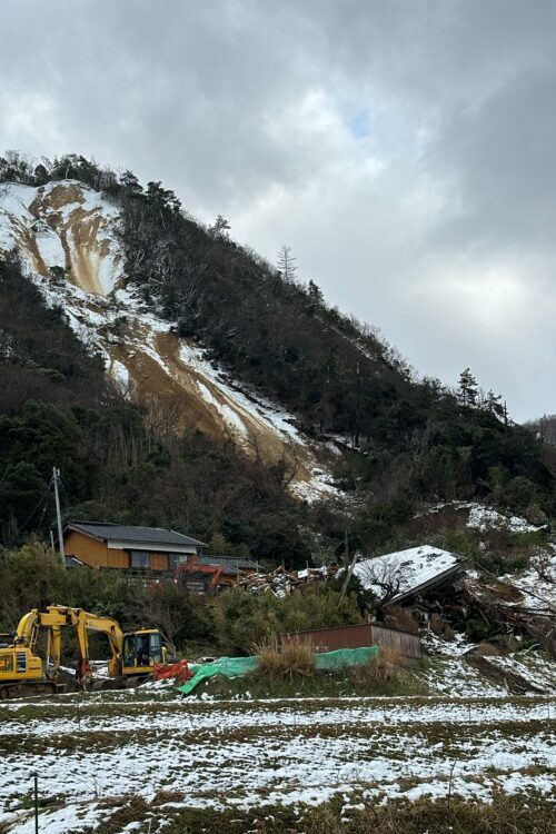 土砂崩れに巻き込まれ、倒壊したはる香さんの祖父宅（1月8日撮影）