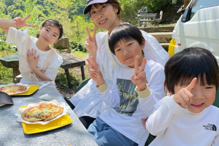 大間さんが撮影した、はる香さんと、優香ちゃん、泰介くん、湊介くんの写真。14日に4人の葬儀が行われた