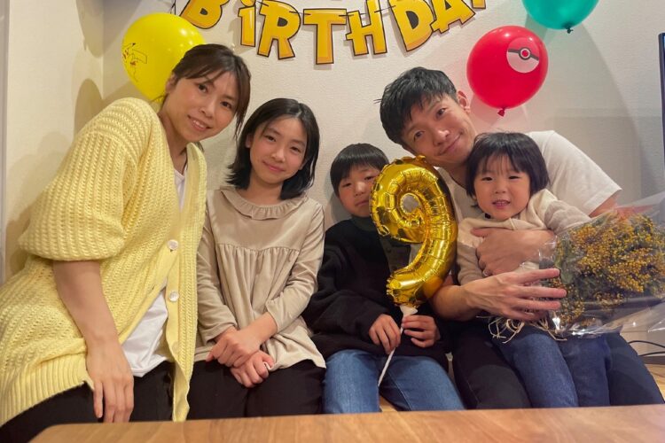大間圭介さんとその家族。長男・泰介くんの9歳の誕生日に撮影された