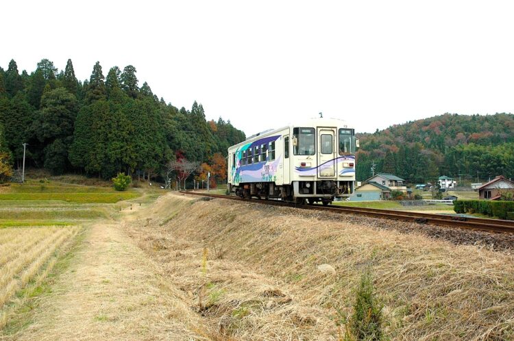 のどかな沿線を走る明知鉄道（2006年撮影：小川裕夫）