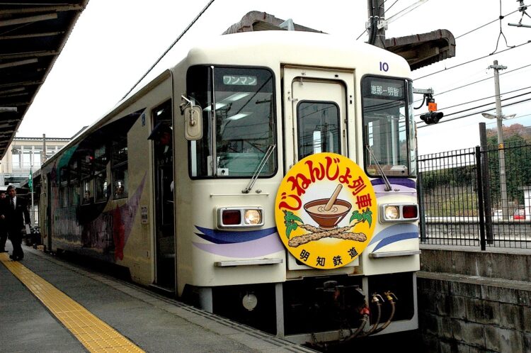 恵那駅に停車中の明知鉄道・じねんじょ列車（2006年撮影：小川裕夫）