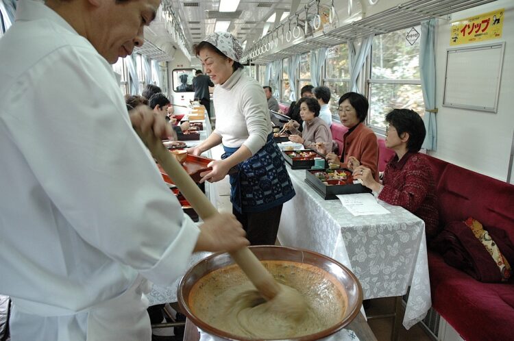 じねんじょ列車の車内。美味しい郷土料理に舌鼓を打ちつつ、車窓を彩る里山風景を楽しめる（2006年撮影：小川裕夫）
