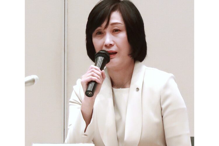 会見で社長就任について語る鳥取氏（時事通信フォト）