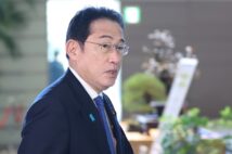 岸田文雄・首相が「違法パーティー」で多額の収入を得ていた疑惑が浮上（時事通信フォト）