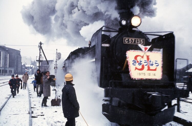 1975年12月14日、最後のSL列車。北海道、室蘭－岩見沢（時事通信フォト）