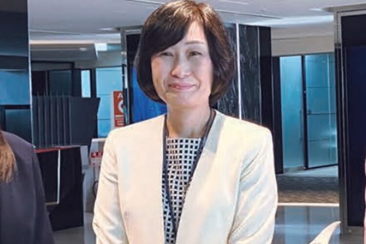 卒業校のインタビューに応じる鳥取氏（広報誌より）