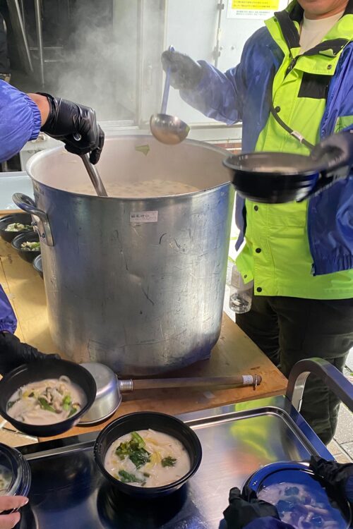 杉自ら被災者に炊き出しの食べ物を手渡すことも