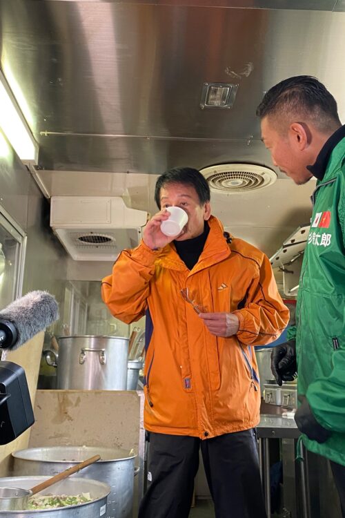 試食する杉