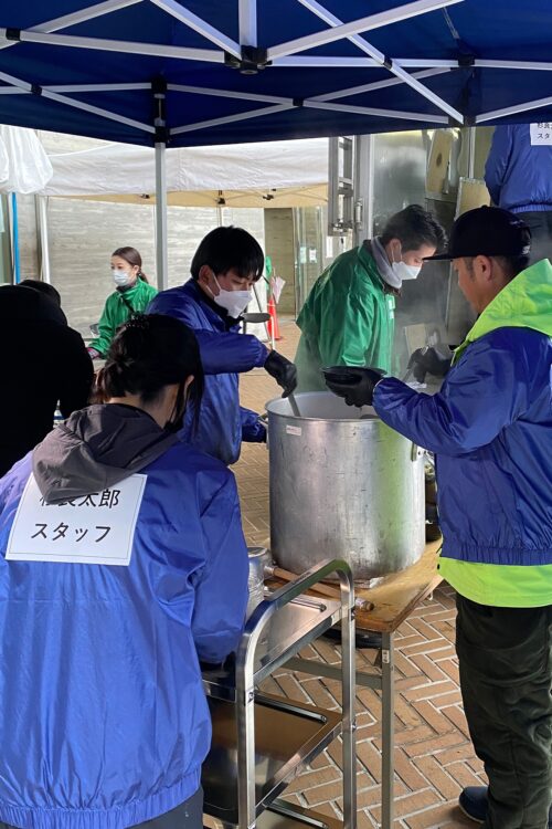 東京からキッチンカー3台で駆けつけた