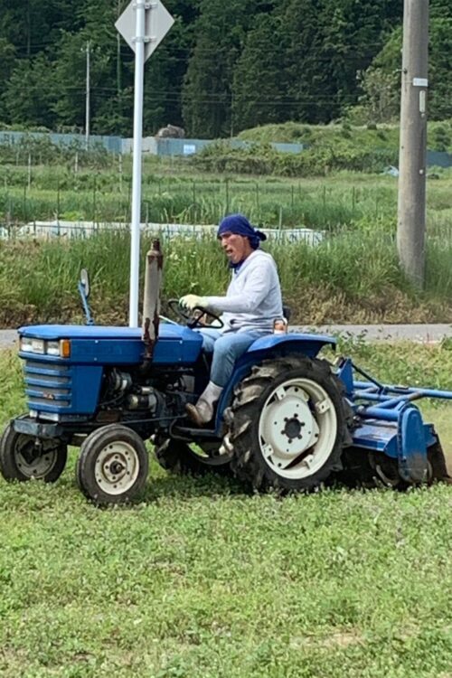 トラクターを運転する篠原さん