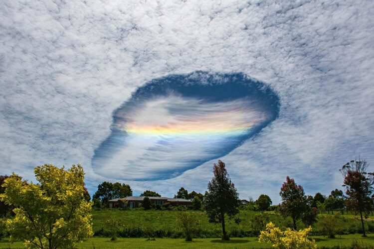 能登半島地震前に目撃された＂地震雲＂と同じタイプの「穴あき雲」。（写真はイメージ、アフロ）
